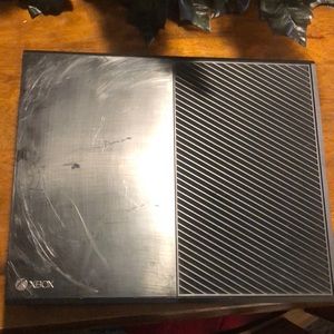 This is a xbox one, its gonna come with cords, etc.